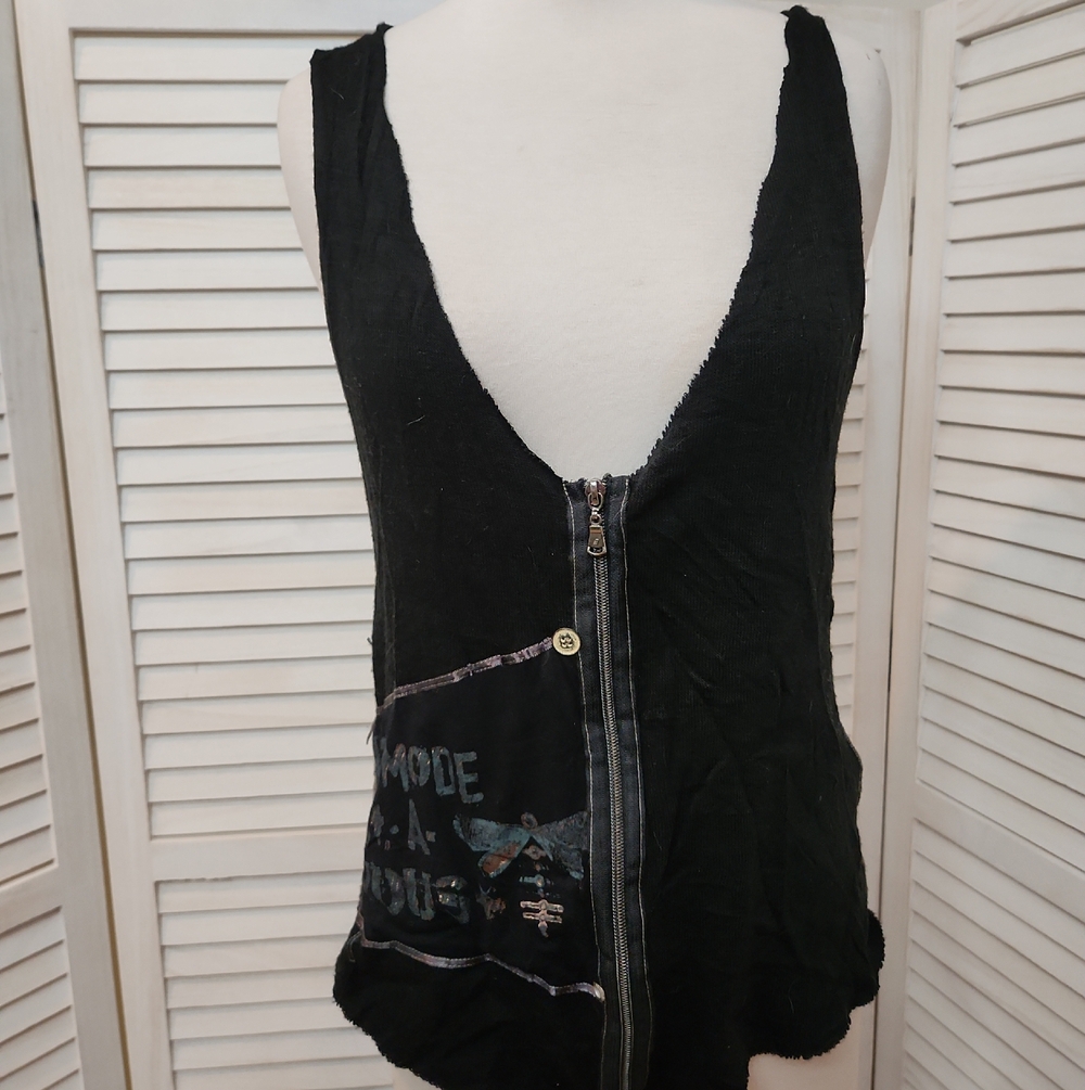 La Mode Est A Vous Black And Gree Zip-Front Women's Tank Top with Graphic Detail